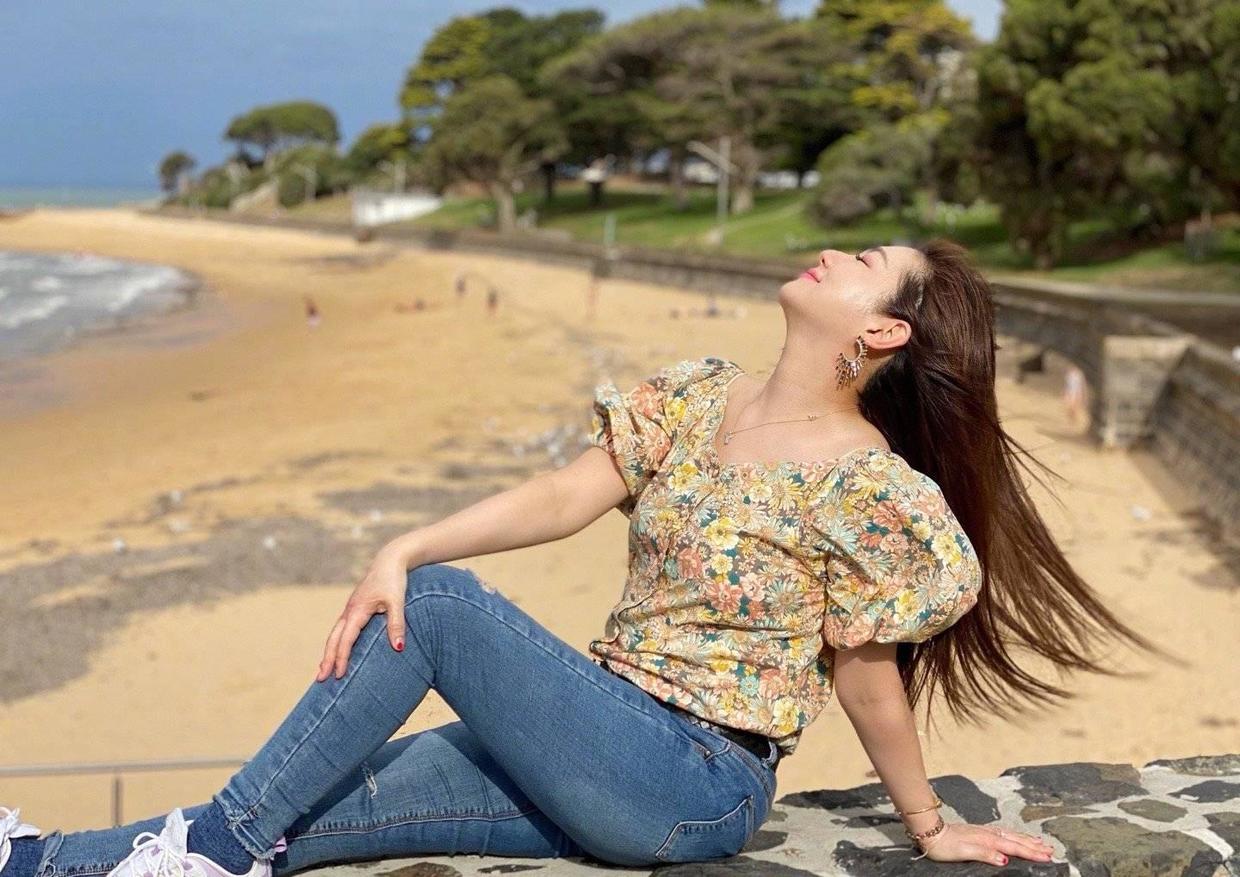 任家萱selina气质感满分白色西服搭配印花长裤文艺范十足