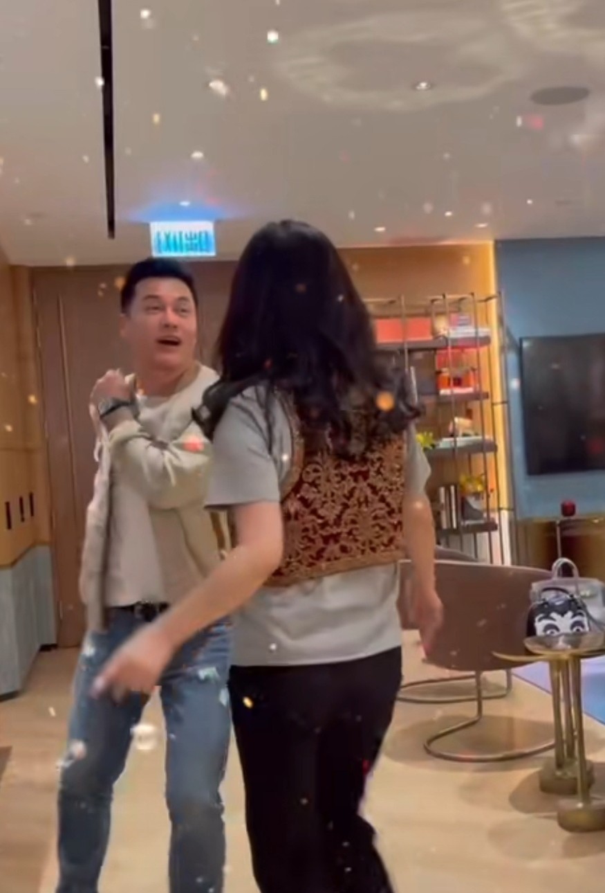 吕良伟与小15岁富婆妻子热舞，保养得当不显老，结婚20年仍恩爱休闲区蓝鸢梦想 - Www.slyday.coM