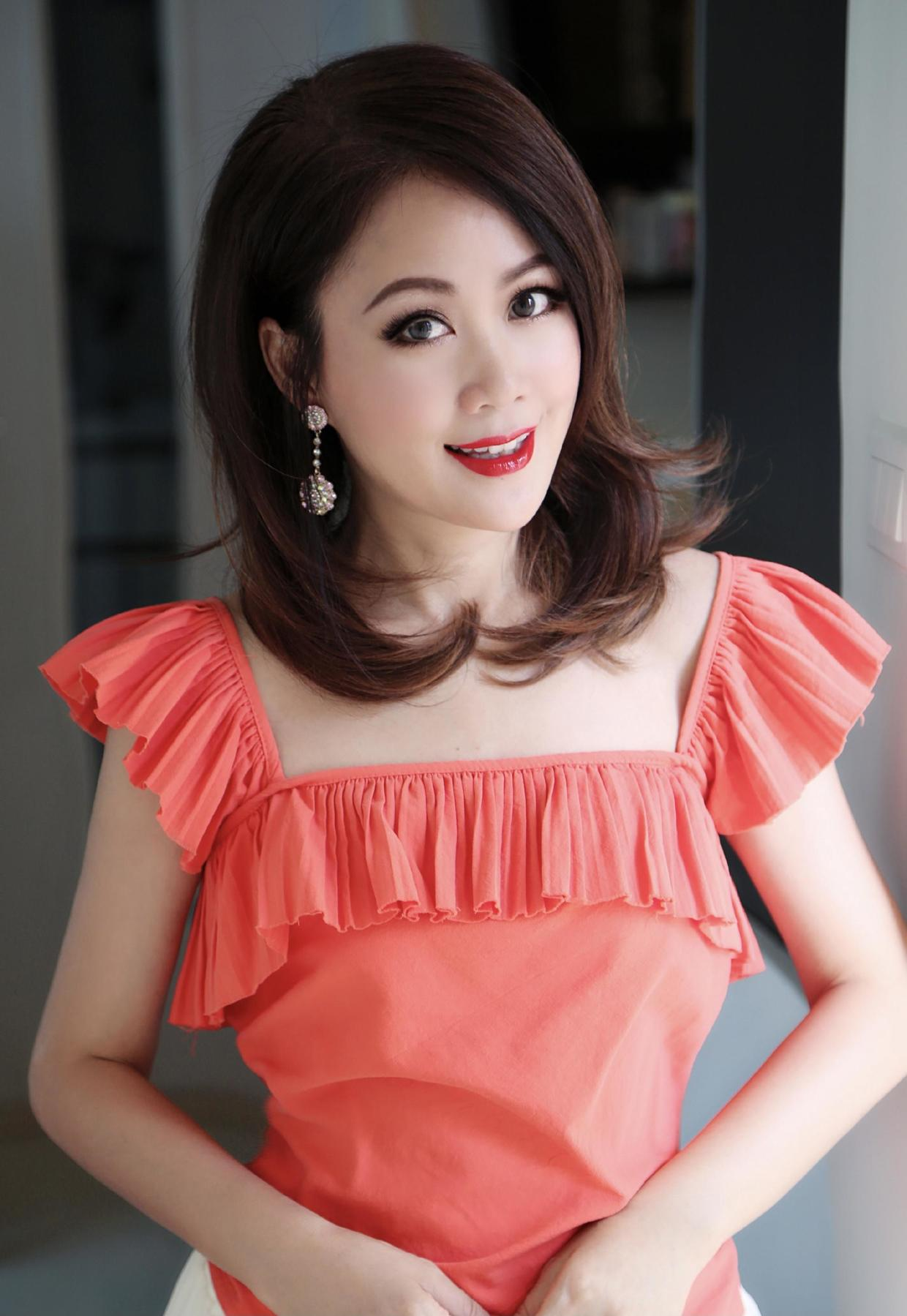 51岁的梁小冰魅力不减穿一件粉色的修身连衣裙亮相高级又时髦