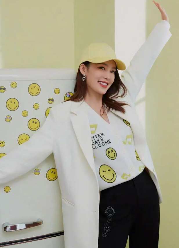 李沁初秋时尚写真笑脸印花衬衣俏皮活泼温暖配色显元气