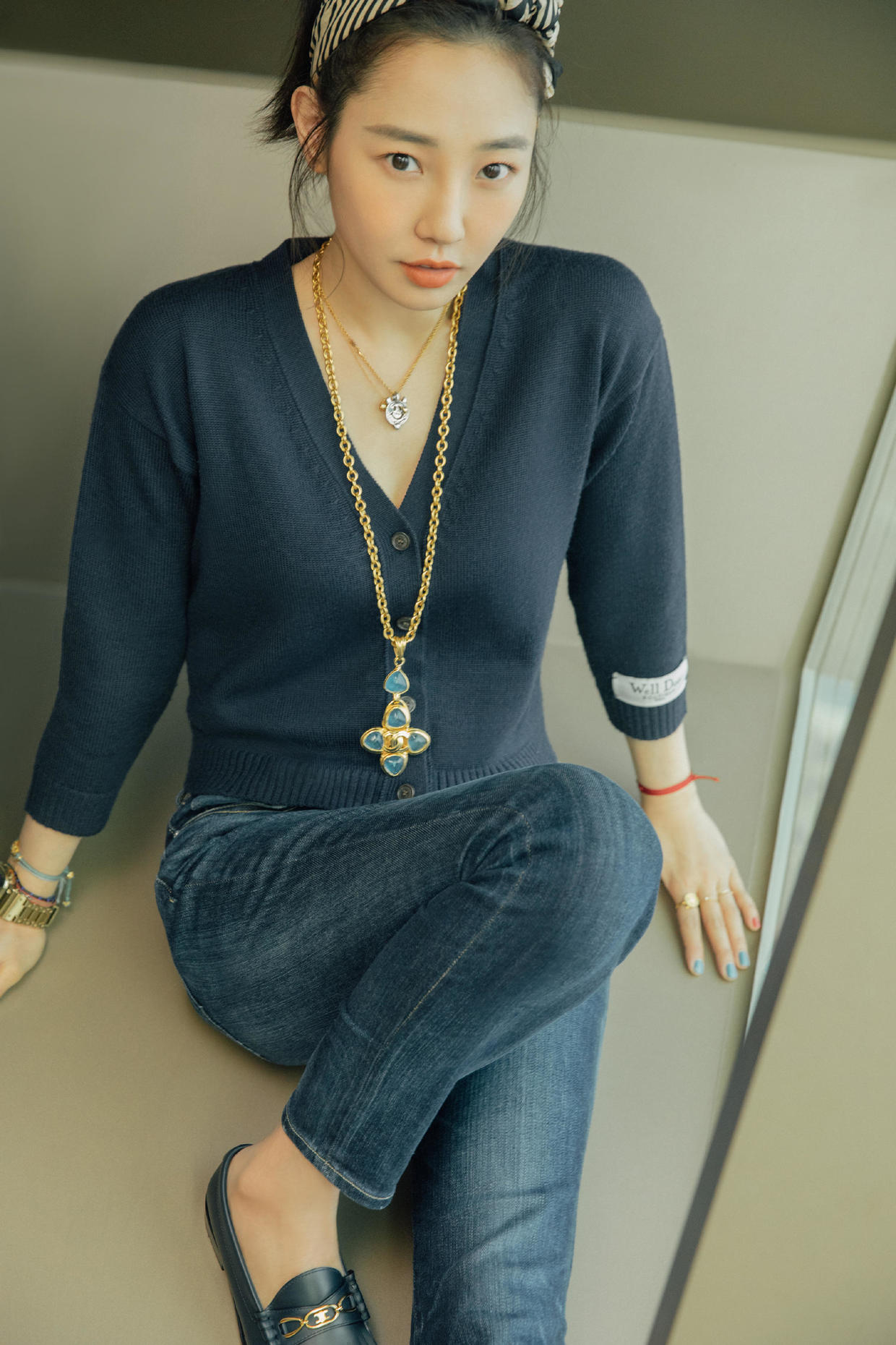 白百何少女感爆棚,穿短款皮衣搭配直筒长裤,看着不像37岁的!