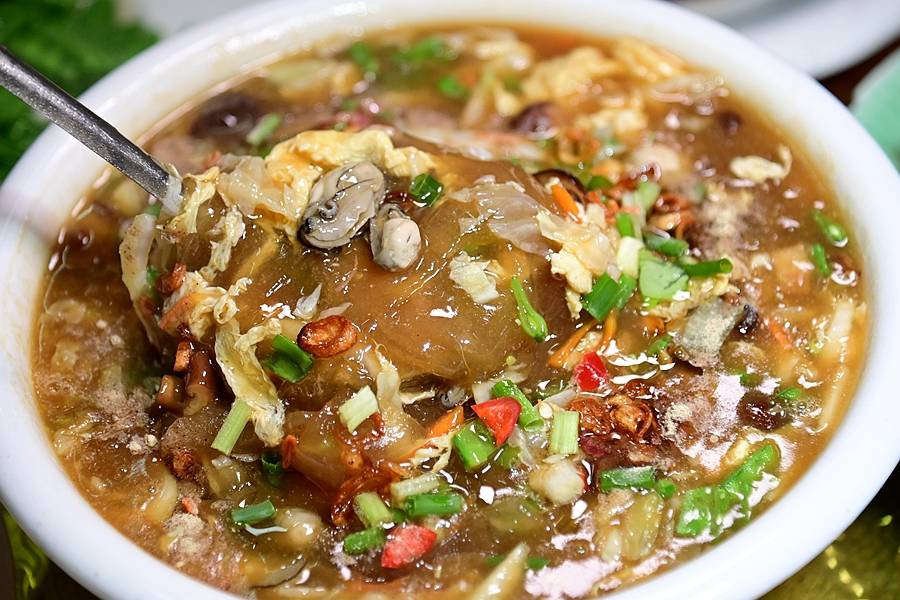 用地瓜制作的粉条晶莹剔透弹性十足,加入了肥美的海蛎等多种食材,真材