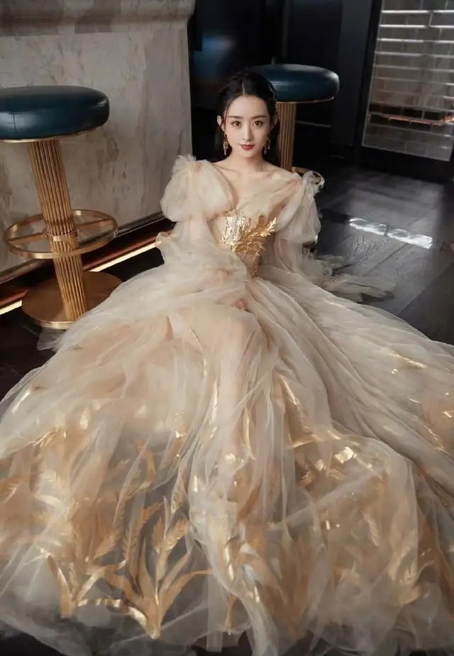 赵丽颖穿过很多套一字肩礼服裙,锁骨杀绝美