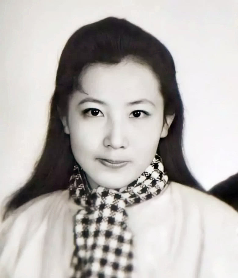 劳荣枝就写好了结局,从女教师堕落成女魔头,她该怪谁呢?