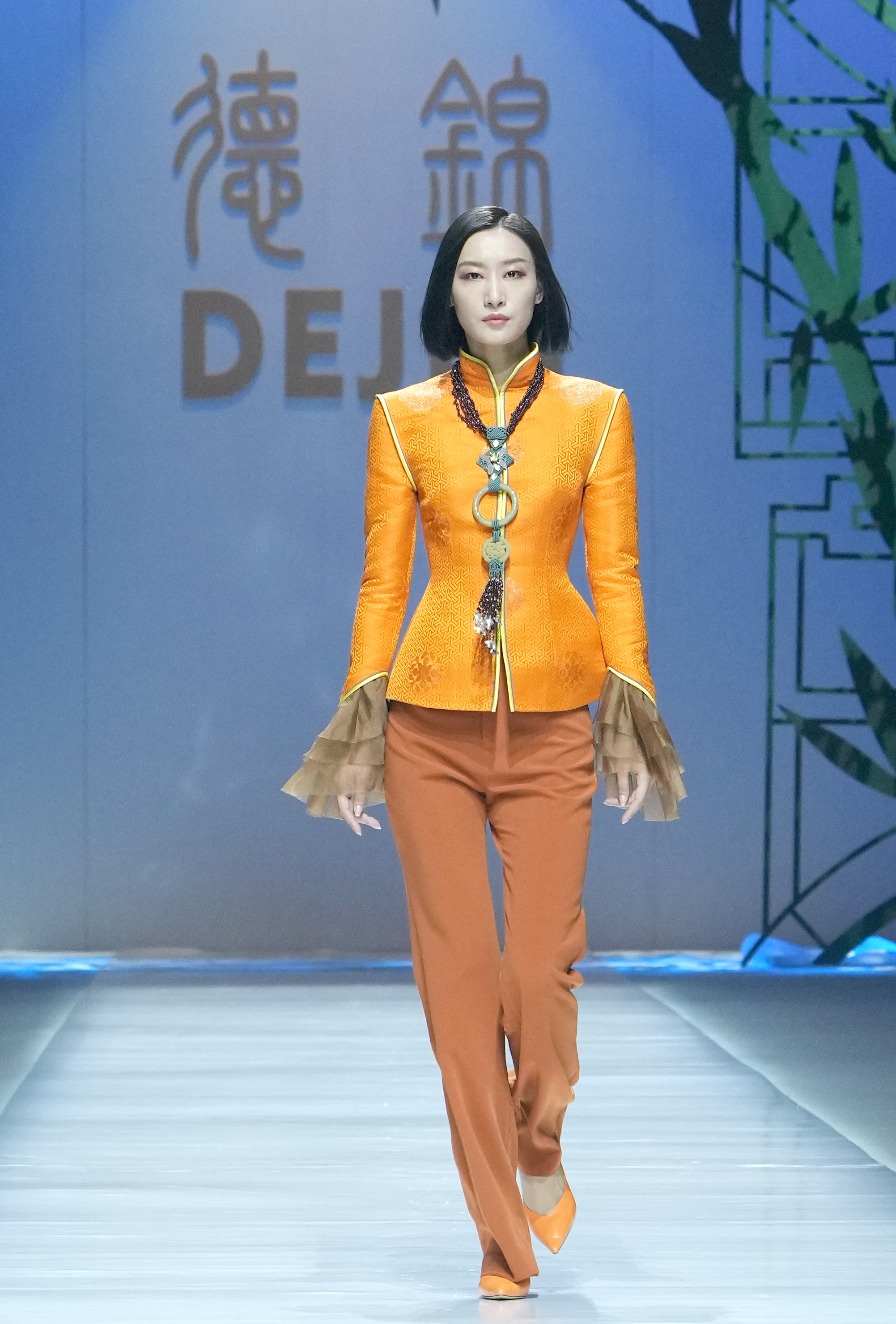 德锦·周丽2022春夏系列发布在京举行|周丽|设计师|春夏_新浪新闻