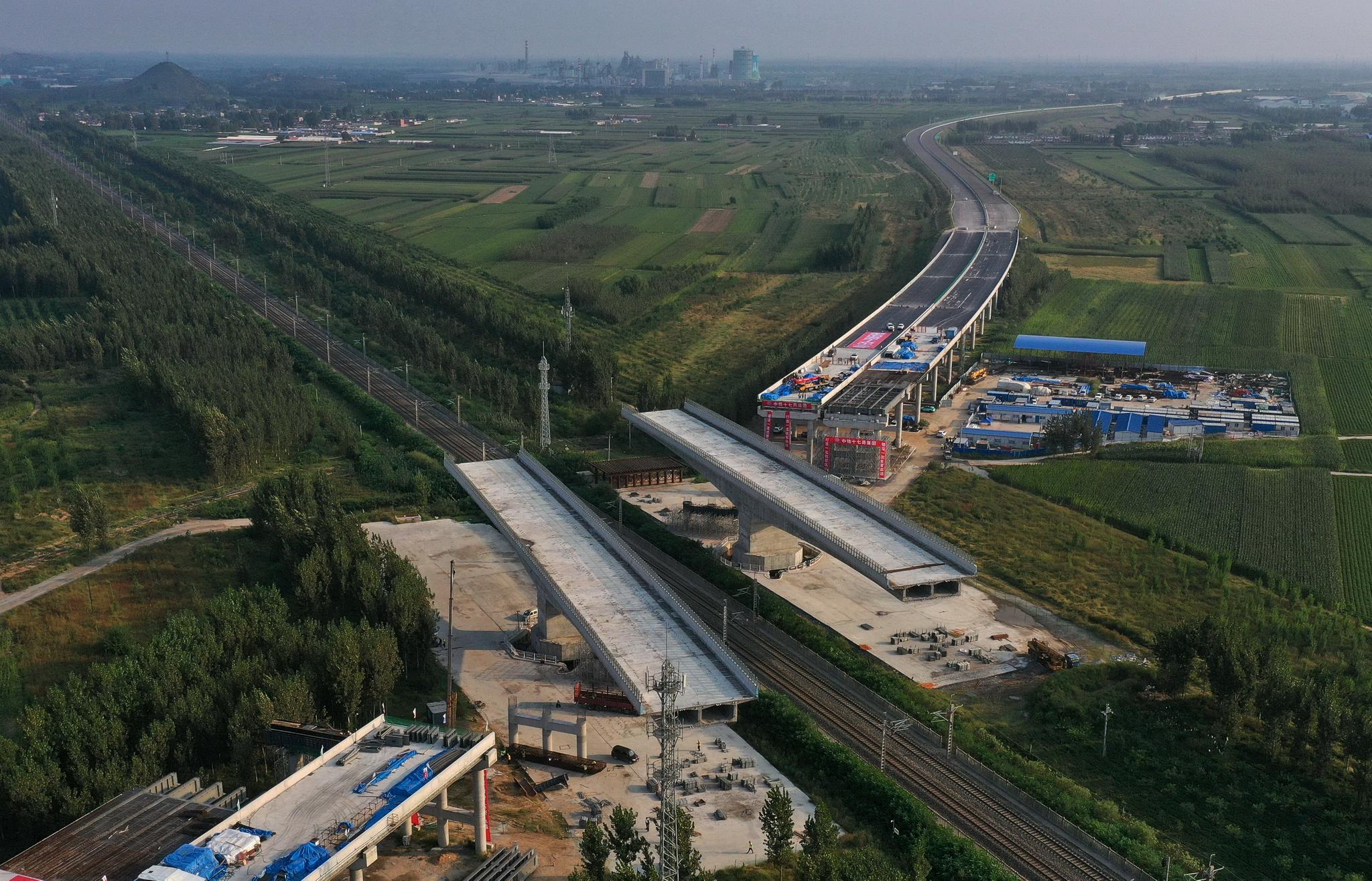 迁曹高速公路跨京哈铁路转体桥成功转体
