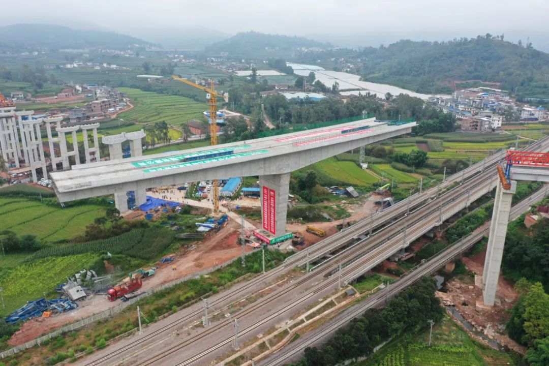 跨成昆铁路特大转体桥转体成功|大理白族自治州|高速公路|铁路_新浪