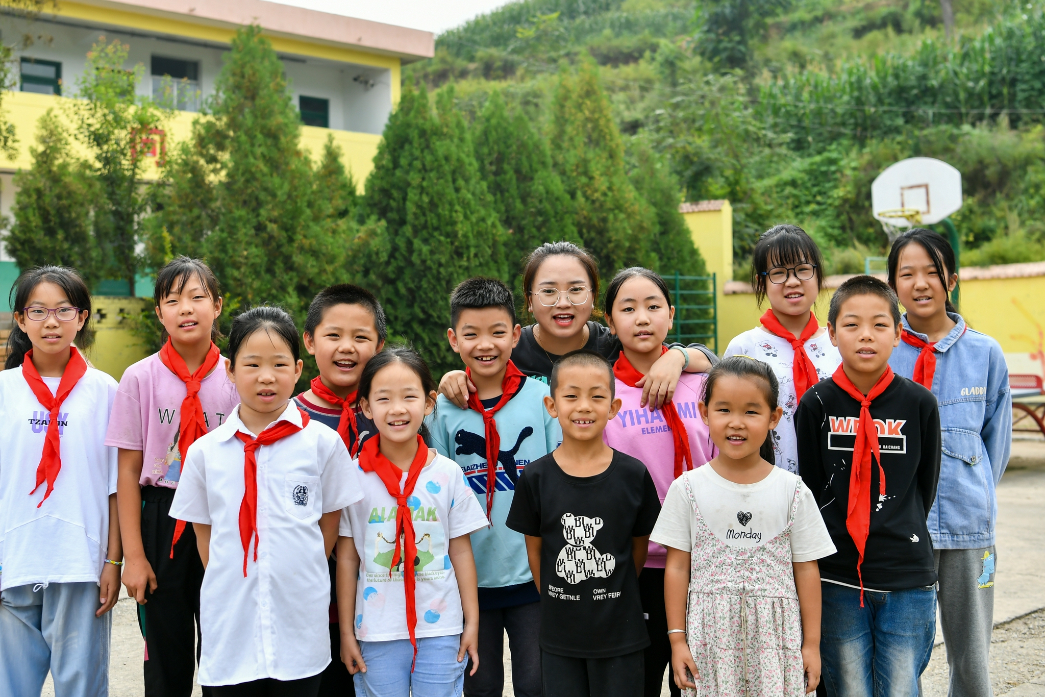 9月3日,在山西省陽泉市平定縣巨城鎮鳳凰堖小學,劉金燕在指導學生畫畫