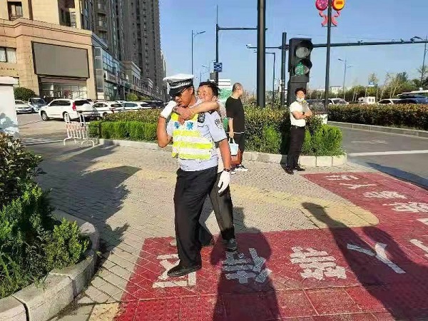 老人过马路行动不便，开封一辅警背起就走暖人心休闲区蓝鸢梦想 - Www.slyday.coM
