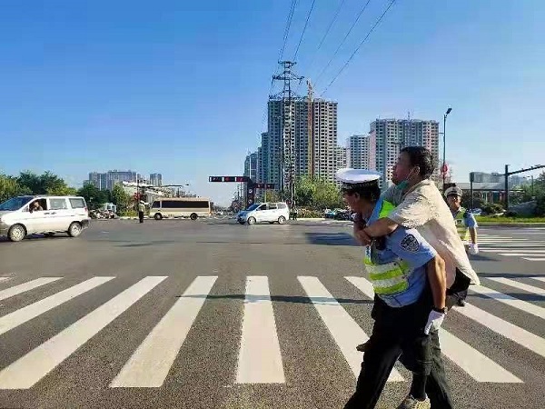 老人过马路行动不便，开封一辅警背起就走暖人心休闲区蓝鸢梦想 - Www.slyday.coM