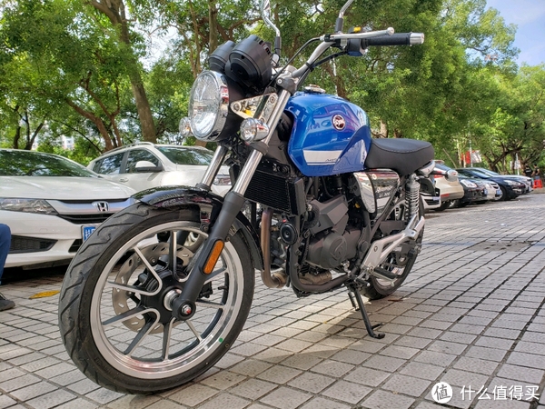 车子是二次打包的了,因为本地不给进口摩托入户,所以先去省城入户再