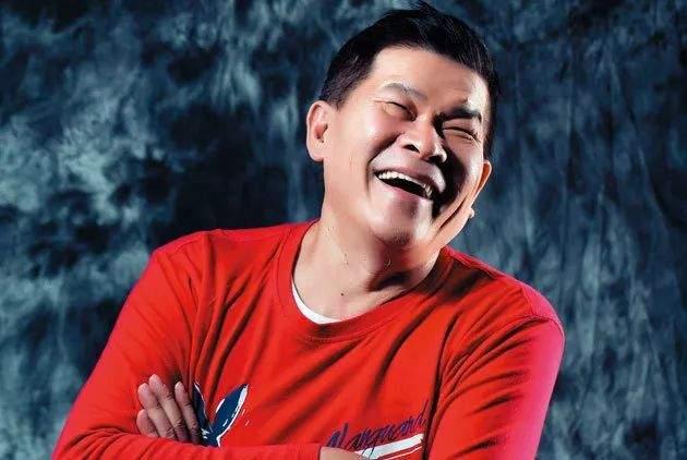 台湾艺人澎恰恰被曝3个月无收入,被人搀扶挂急诊,此前曾失联