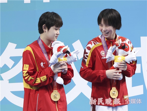 陈芋汐张家齐全运会继续问鼎场下的两个小姑娘原来那么可爱