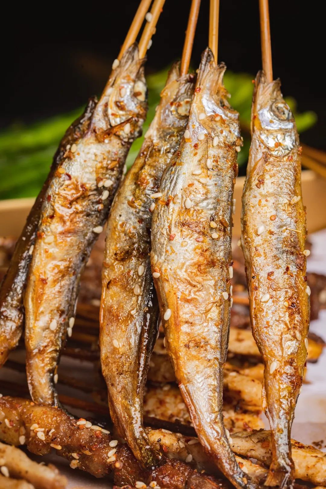 碳烤后的多春鱼,外皮焦香酥脆,鱼肉十分入味,藏在鱼肚里的籽,爆开在