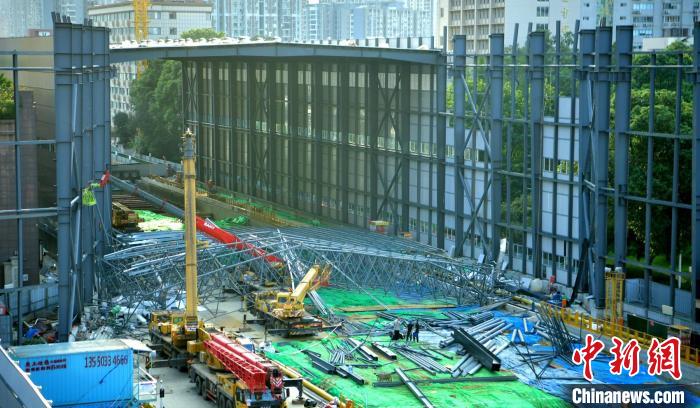 成都轨道交通17号线二期一在建工地发生钢棚网架垮塌事故致4死14伤