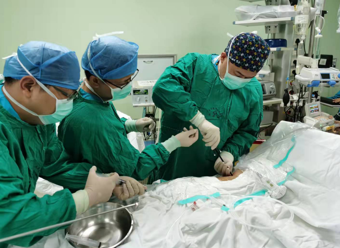 广东省第二人民医院泌尿外科邱晓拂团队在为患儿实施手术中