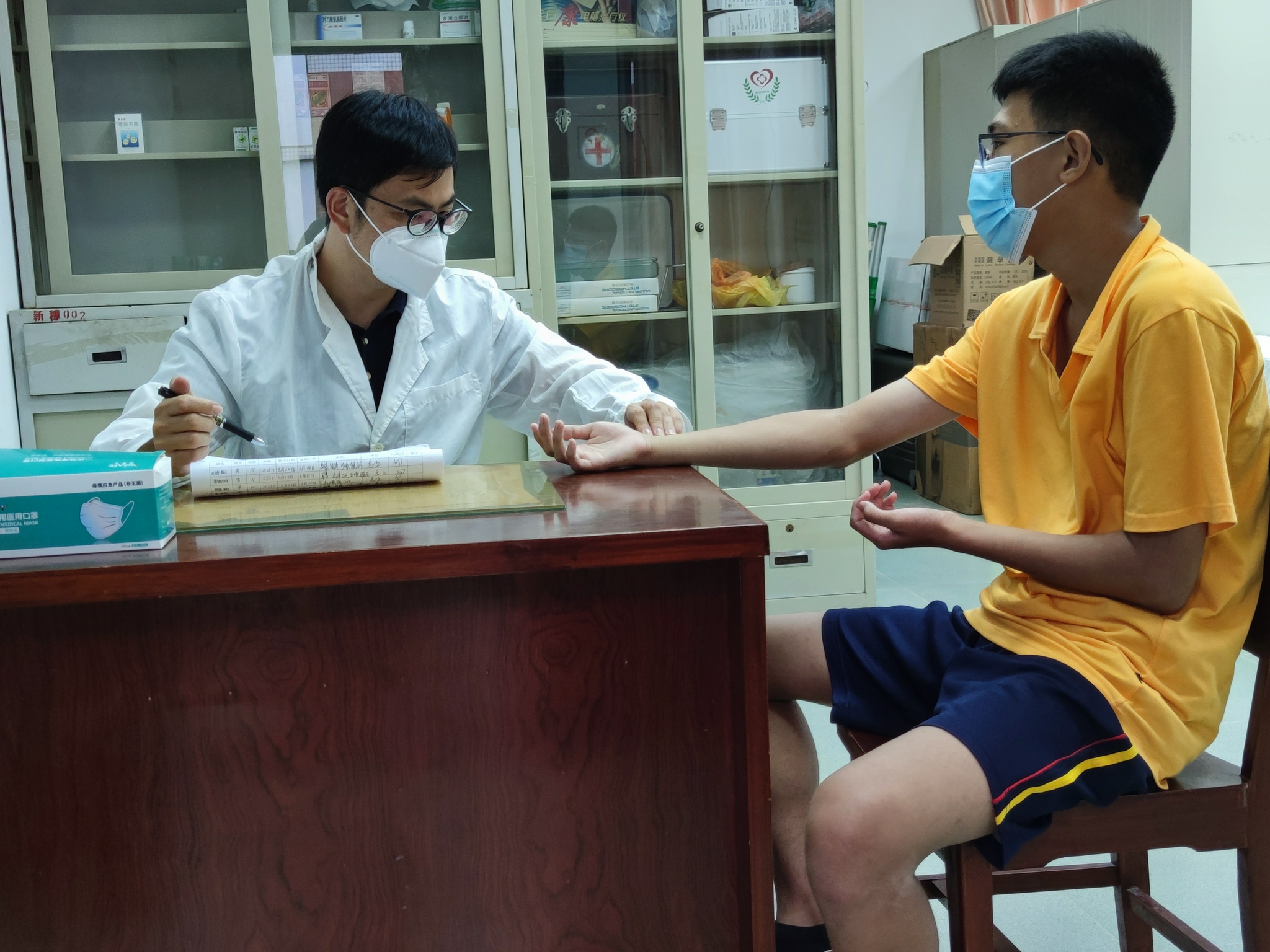 梁尹文在校医室为学生诊治.(受访者供图)