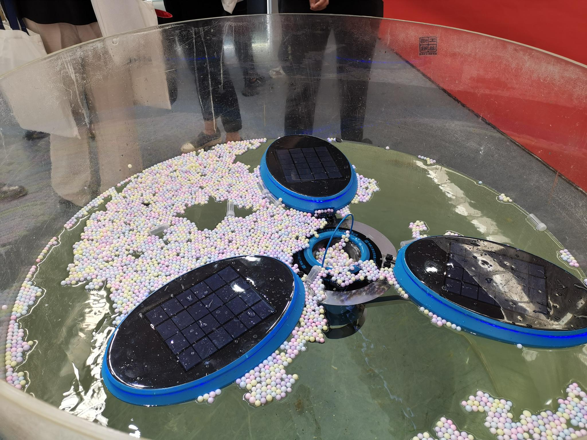 正文  在水面上的小塑料瓶等漂浮垃圾纷纷掉入"三叶草"的中心网兜