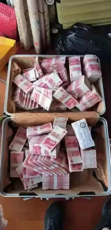 当日,共抓获犯罪嫌疑人12名,现场起获现金200万元.顺义警方供图