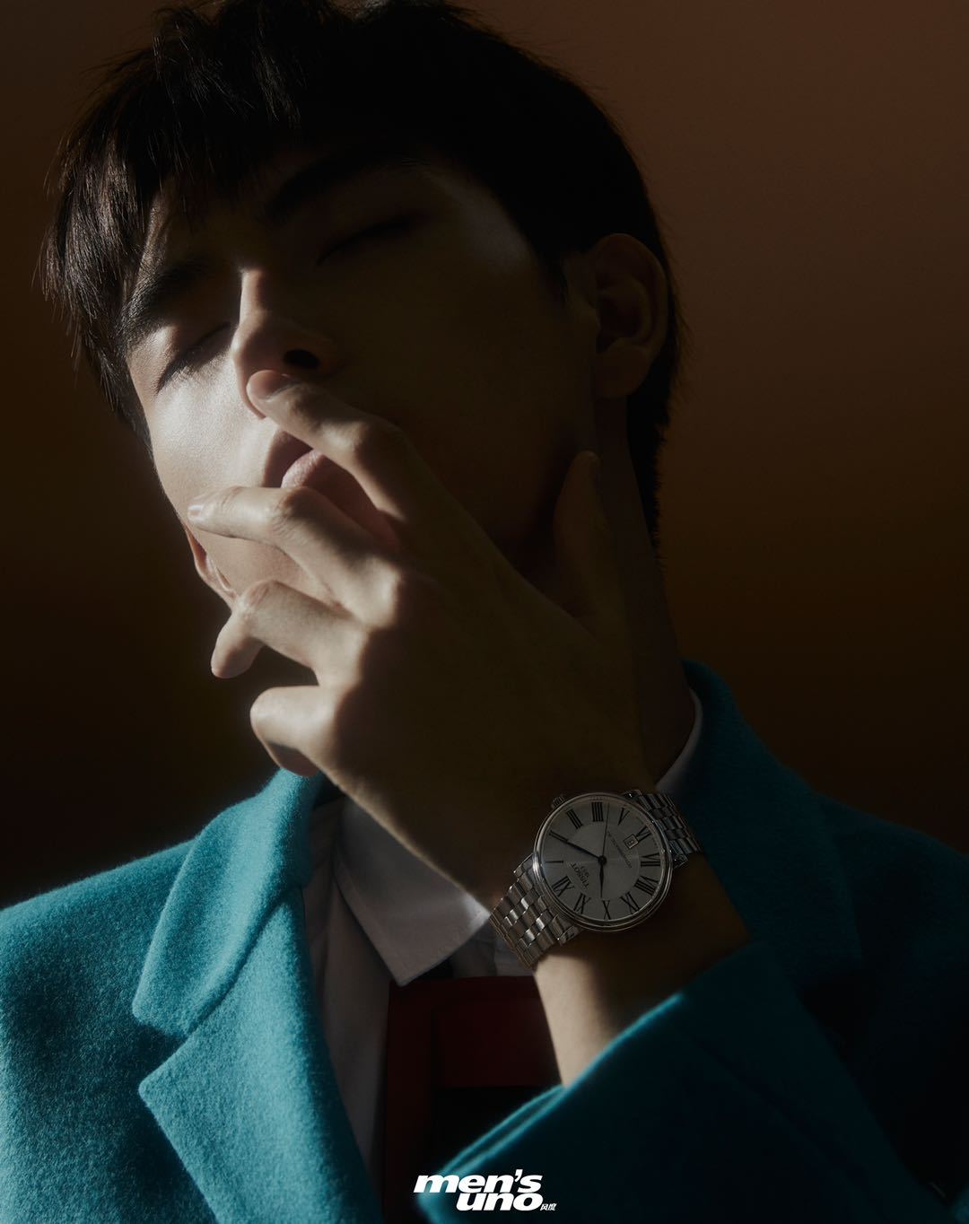 陈飞宇复古西装杂志大片 简约高级成熟不失少年感