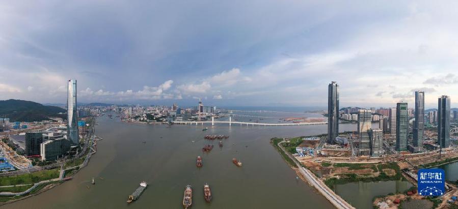 这是2020年9月13日拍摄的珠海中心大厦、横琴国际金融中心大厦等高层建筑和远处的澳门(无人机全景照片)。新华社记者 陈晔华 摄
