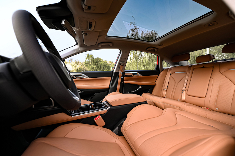 前排座椅完全放平