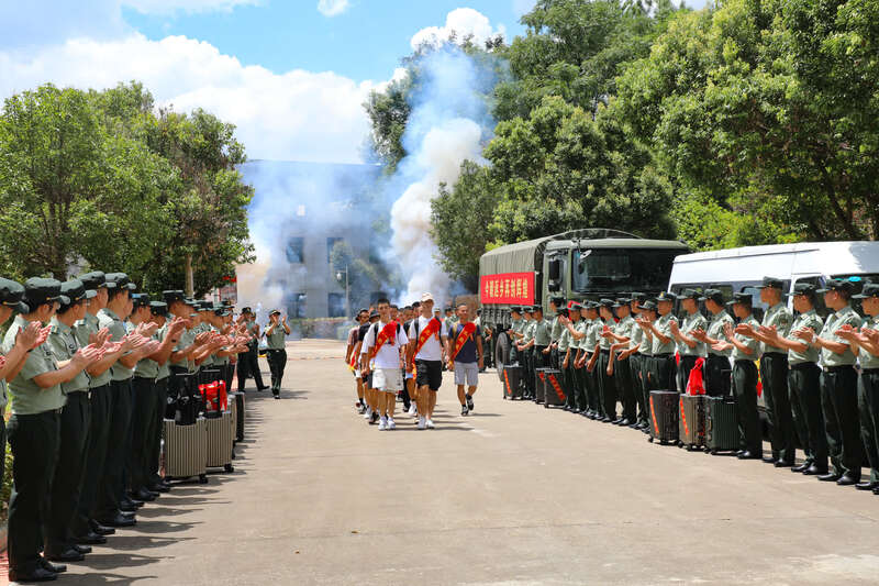 桂林联勤保障中心某仓库举行退役士兵向军旗告别仪式
