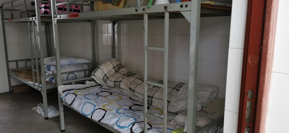 张桂梅老师和三个学生住在宿舍里,这是她的床铺