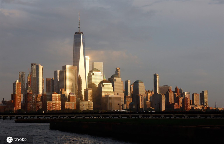 美国新泽西州日落世贸中心大楼沐浴夕阳之中