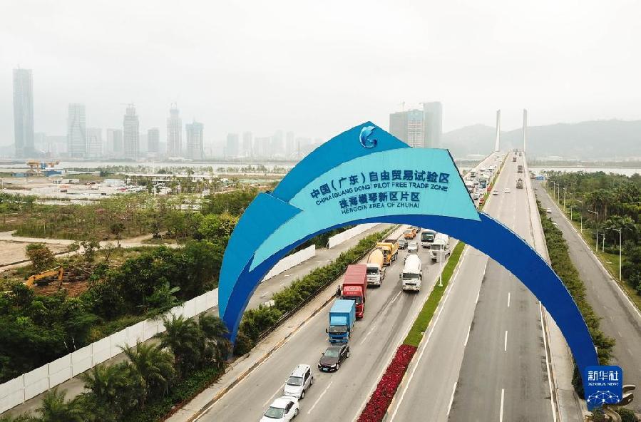 　　这是广东自贸区的珠海横琴大桥（2018年11月15日摄，无人机照片）。新华社记者 邓华 摄