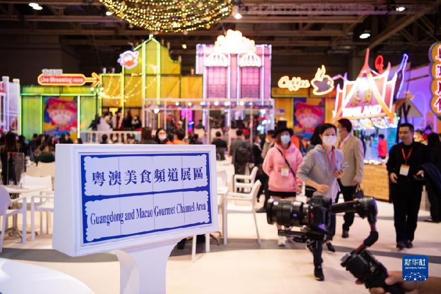 2020年12月11日，参观者在“2020粤澳名优商品展”上。新华社记者 张金加 摄
