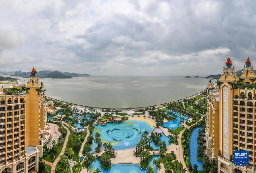这是位于横琴国际休闲旅游岛的珠海长隆海琴湾酒店海景客房和泳池(2019年4月19日摄)。新华社记者 刘大伟 摄