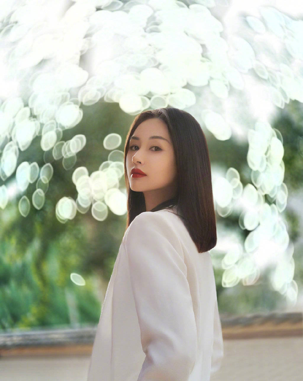 王子文晒氛围感美照02妆容精致气场全开