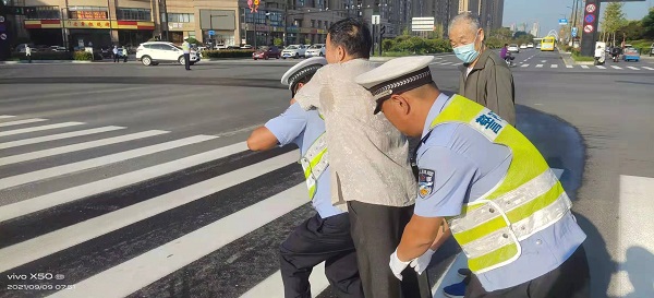 老人过马路行动不便，开封一辅警背起就走暖人心休闲区蓝鸢梦想 - Www.slyday.coM