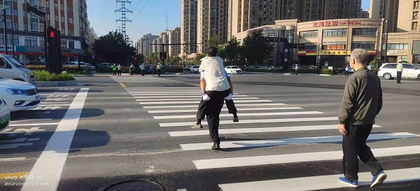 老人过马路行动不便，开封一辅警背起就走暖人心休闲区蓝鸢梦想 - Www.slyday.coM