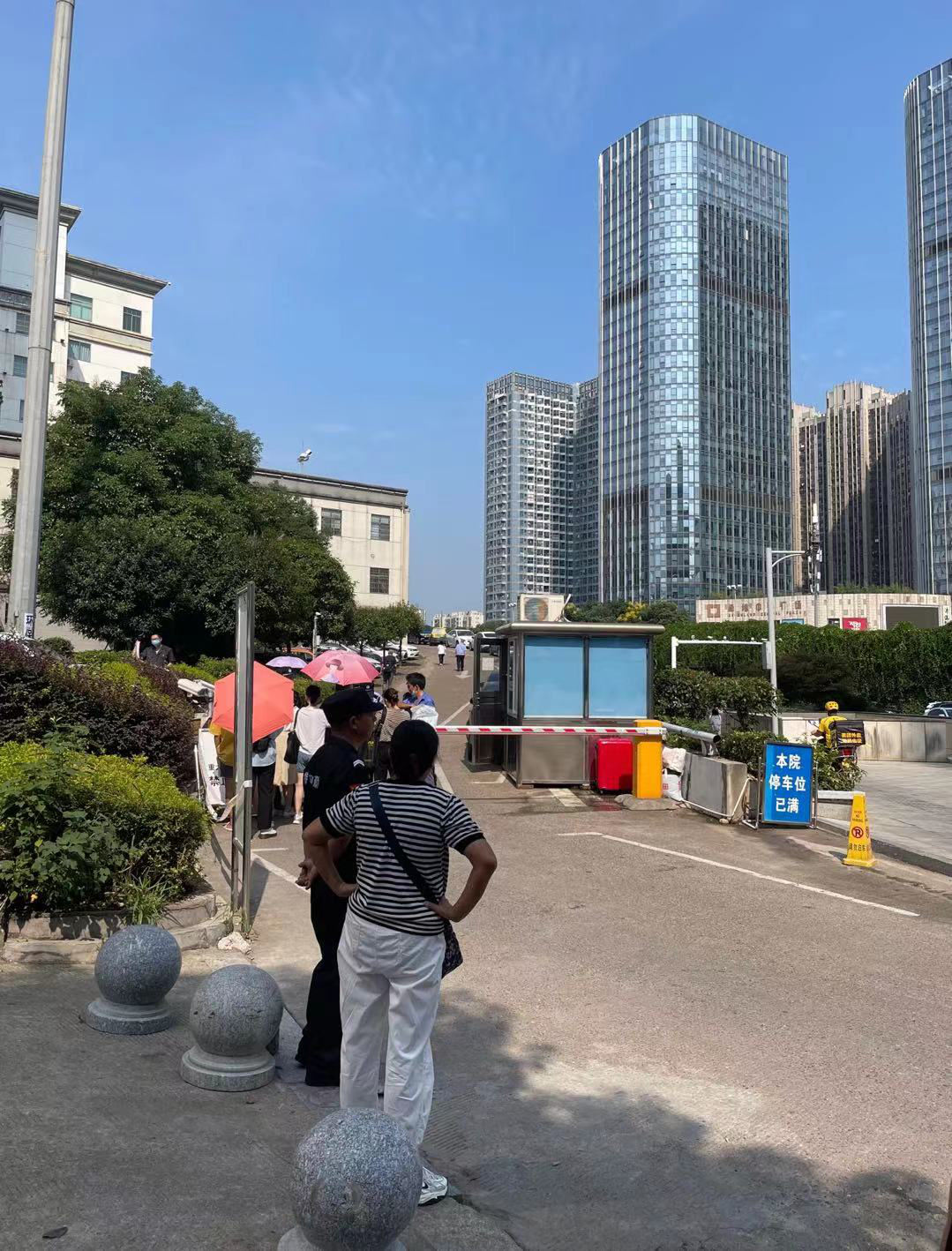 At 10 o'clock in the morning on September 10, at the gate of the People's Court of Yuelu District, Changsha City.Beijing News reporter Peng Chong