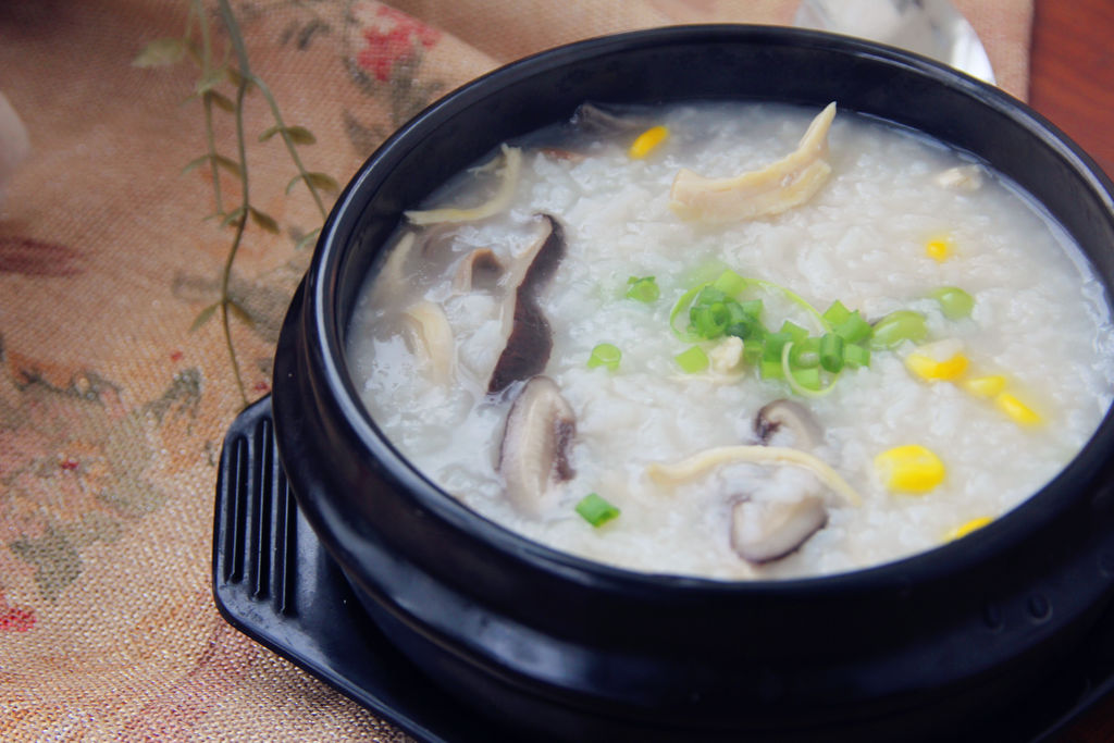 早上起来没精神来一碗香菇鸡肉粥鲜香软嫩醇香细腻