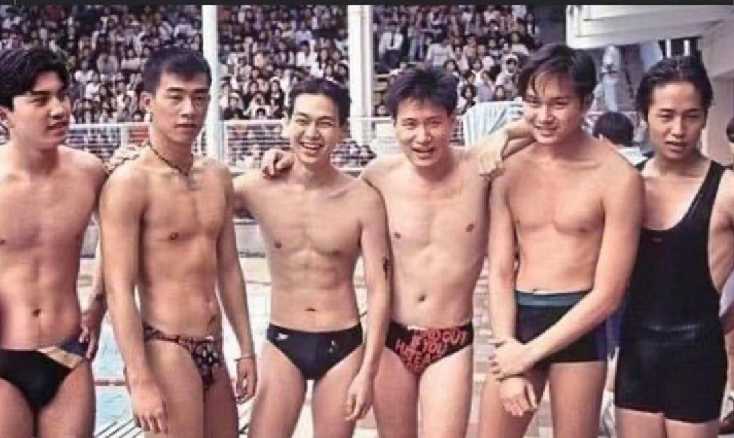 应采儿晒陈小春泳装旧照,张智霖害羞十分抢镜,用手挡住三角地带休闲区蓝鸢梦想 - Www.slyday.coM 应采儿晒陈小春泳装旧照,张智霖害羞十分抢镜,用手挡住三角地带休闲区蓝鸢梦想 - Www.slyday.coM