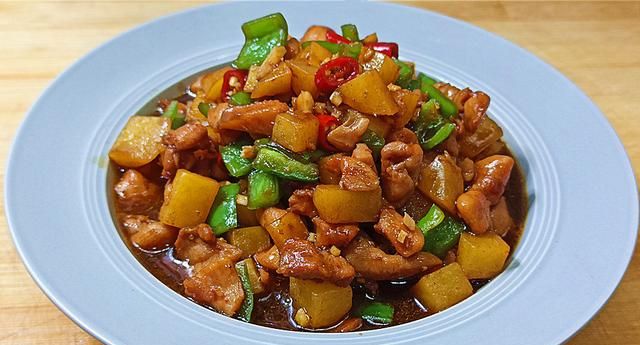 教你土豆鸡丁好吃的做法,成菜酱香浓郁入味,我家孩子特别爱吃