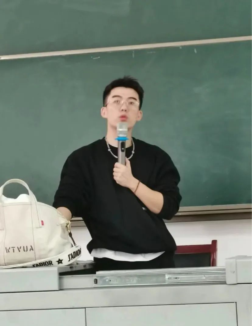 要是选一个斯文款,重庆理工大学管理学老师可以说是一骑绝尘.