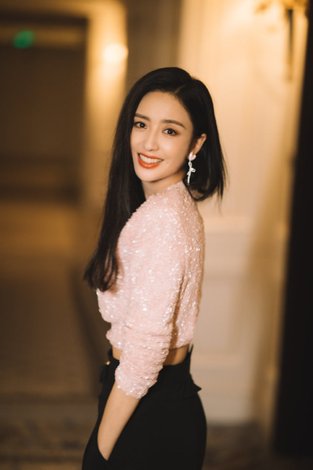 佟丽娅绝美大片曝光!穿露脐装跑步都美到爆,离婚后大胆秀小蛮腰