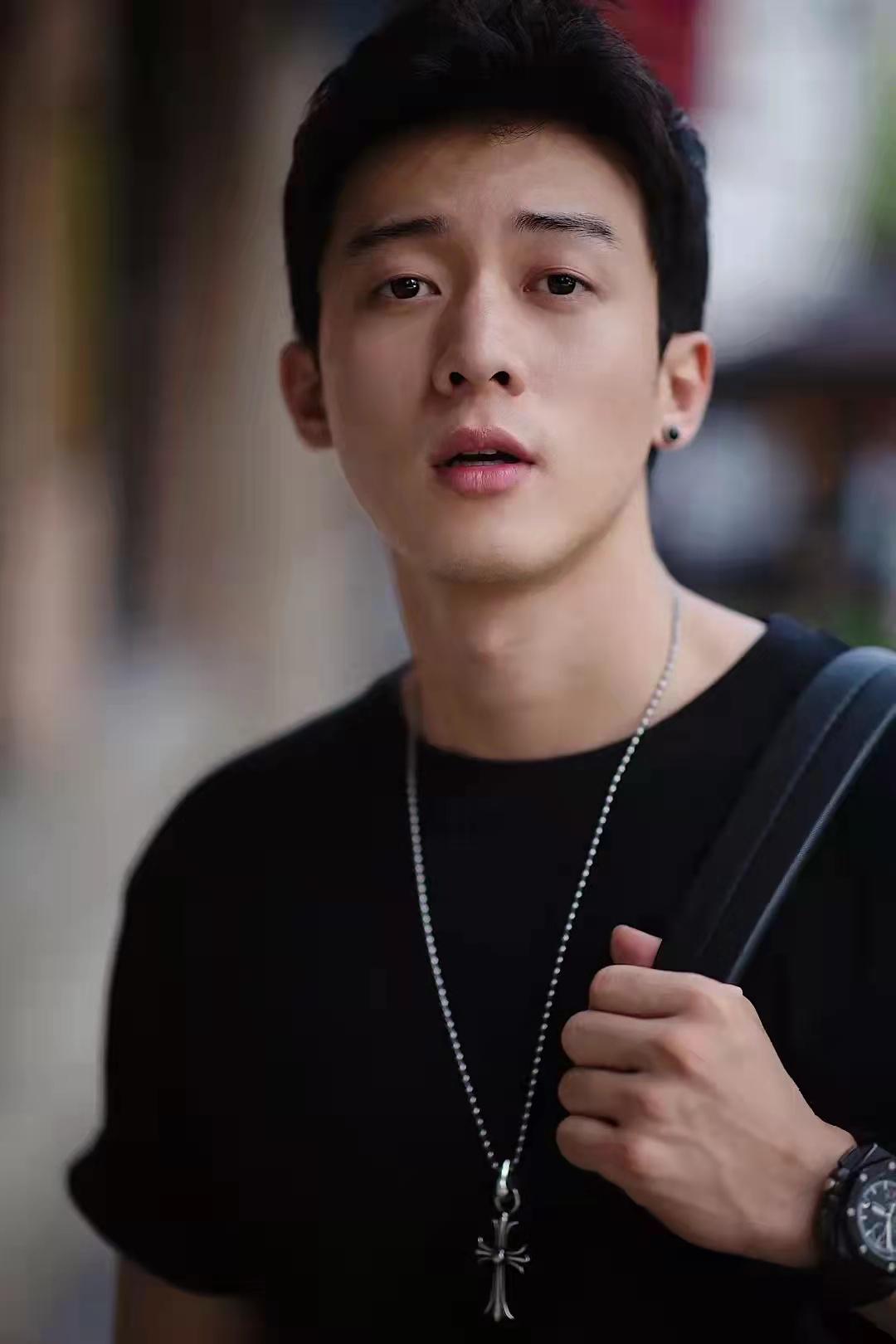 痞帅渣男侯雯元火了凌潇肃李现结合体肌肉型男靠身材出圈