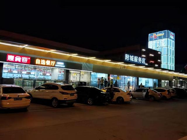 在高速服务区停车要注意这4点可能一不留神就会造成很大损失