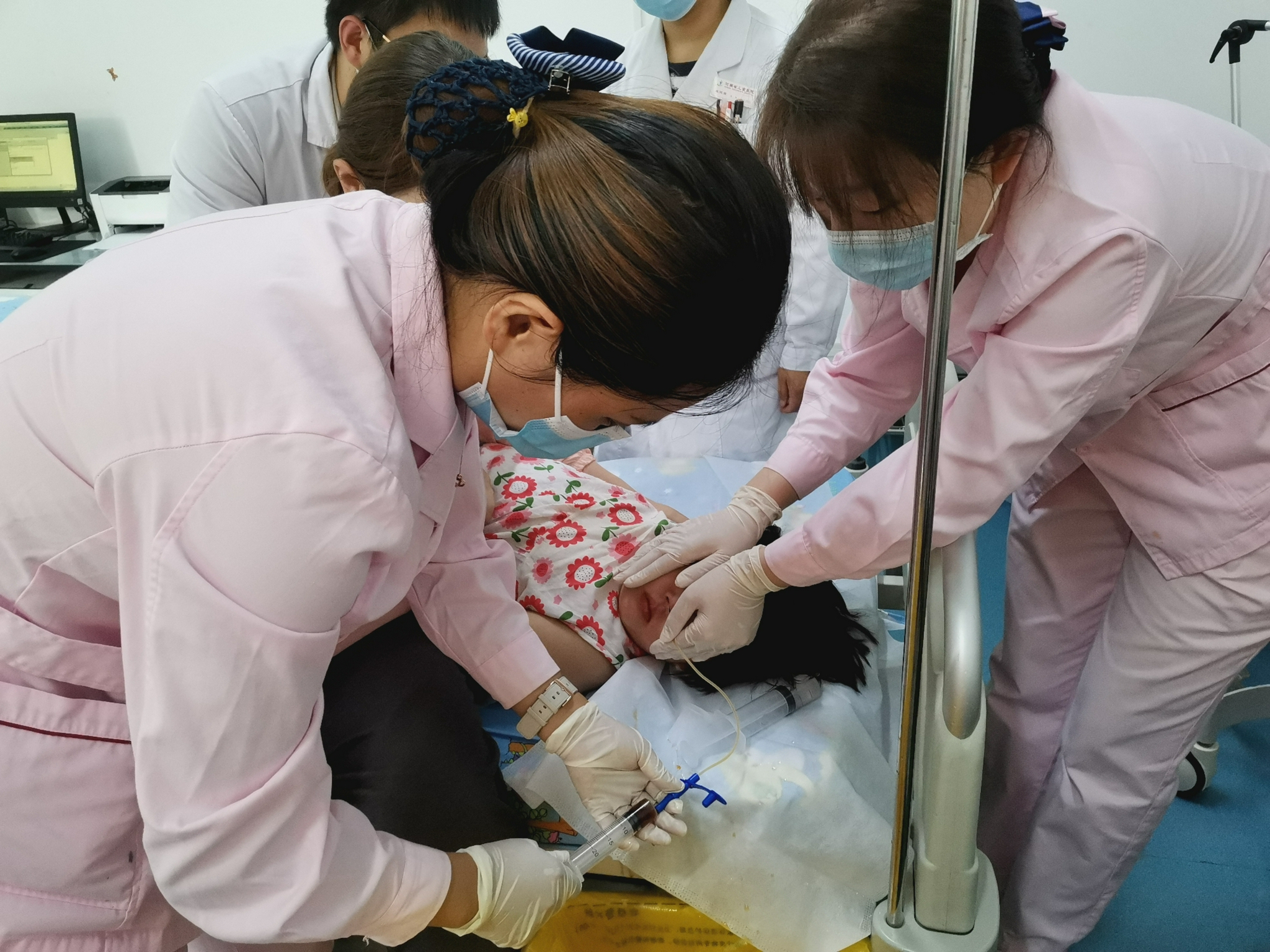 于是立即决定对她进行紧急洗胃孩子当时的情况非常危险急诊医学科主任