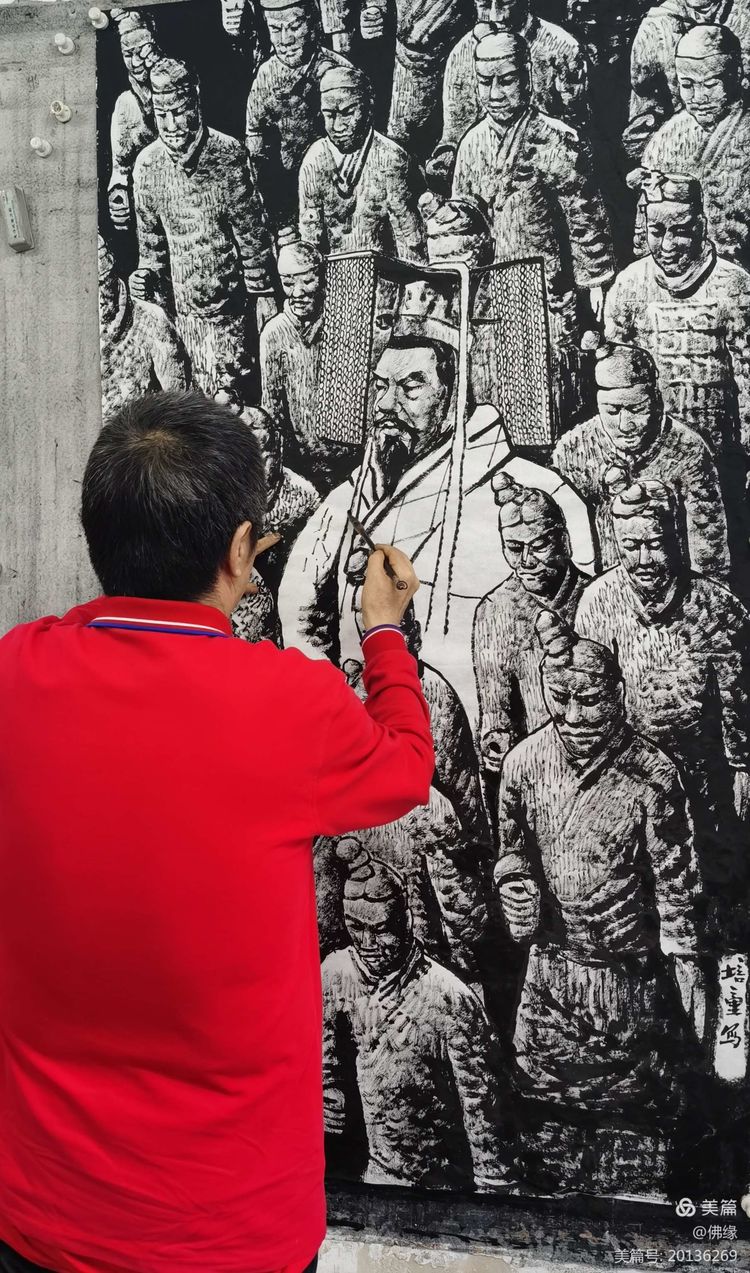 秦始皇兵马俑记马培童先生的焦墨刻石皴法再现兵马俑系列之四