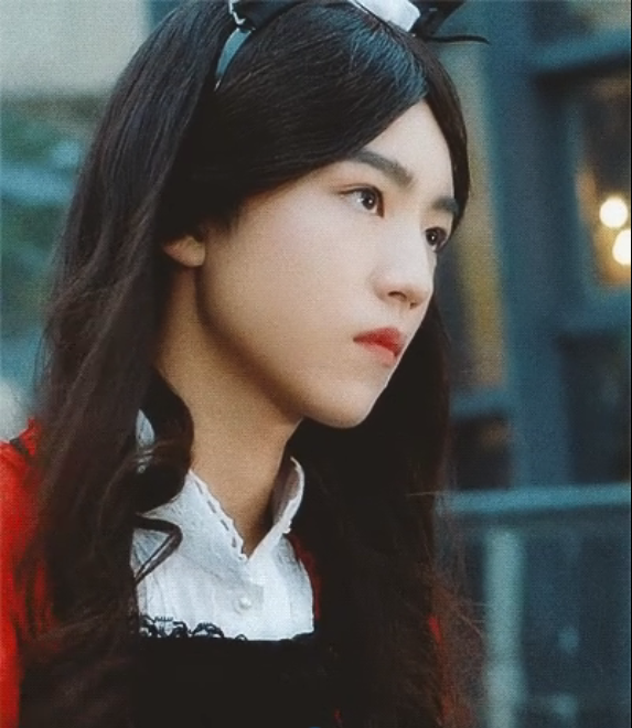 而易烊千玺在tfboys中长得是最硬朗的一位,穿上女装后虽然没有另外