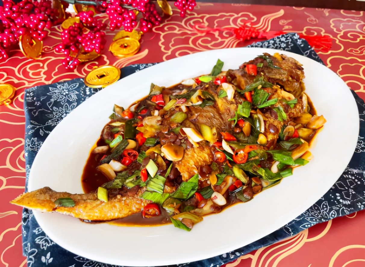 酱焖黄花鱼材料:黄花鱼,淀粉,食用油,葱,姜,蒜,小米辣,青蒜,老抽,生抽