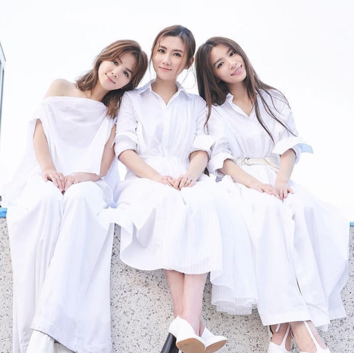 Ella晒合照庆祝SHE成立20周年,三姐妹一路相互扶持胜似亲人休闲区蓝鸢梦想 - Www.slyday.coM Ella晒合照庆祝SHE成立20周年,三姐妹一路相互扶持胜似亲人休闲区蓝鸢梦想 - Www.slyday.coM