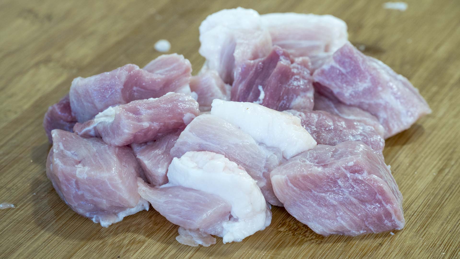 3,500克猪肉清洗干净后把猪皮切下来,然后切块儿后加到料理机中绞成