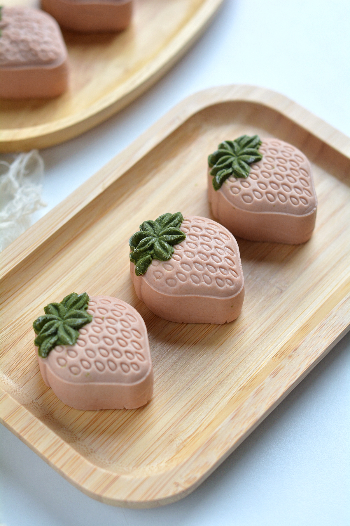 草莓米月饼清新爽口,随手一做就是高颜值,想好吃记住小窍门